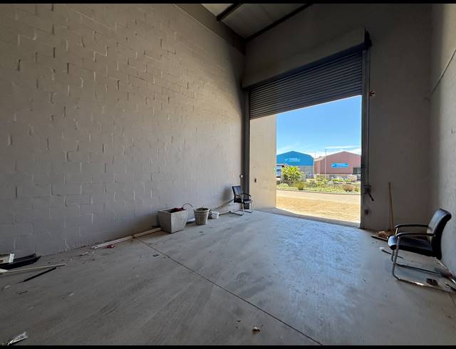 547M² WAREHOUSE TO LET IN STIKLAND INDUSTRIAL